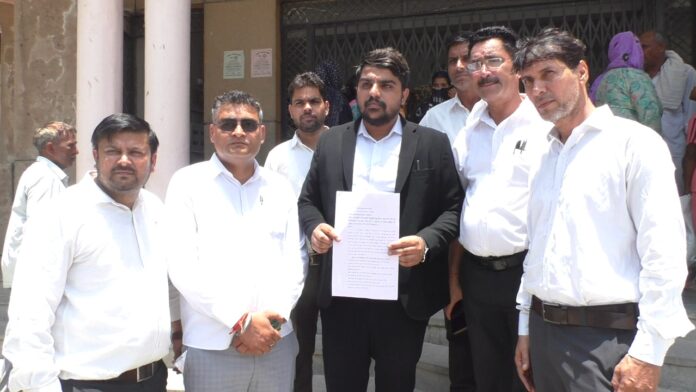 अधिवक्ताओं का ज्ञापन सौंपने के बाद वापसी अधिवक्ताओं का ज्ञापन सौंपने के बाद वापसी