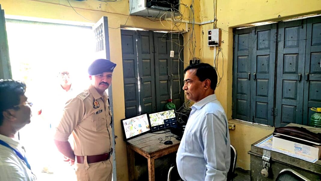 जिला अधिकारी और पुलिस अधीक्षक ने किया निरीक्षण जिला अधिकारी और पुलिस अधीक्षक निरीक्षण