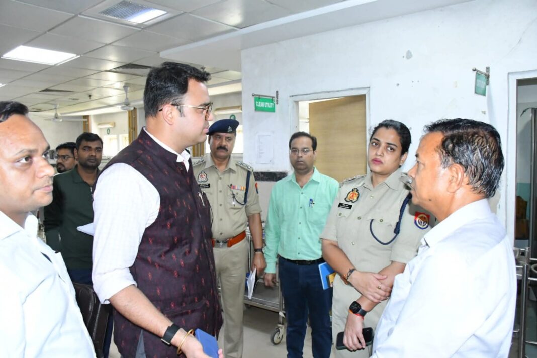 जिलाधिकारी और पुलिस अधीक्षक ने किया मेडिकल कॉलेज का दौरा जिलाधिकारी और पुलिस अधीक्षक मेडिकल कॉलेज का दौरा