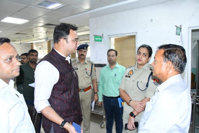 जिलाधिकारी और पुलिस अधीक्षक मेडिकल कॉलेज का दौरा