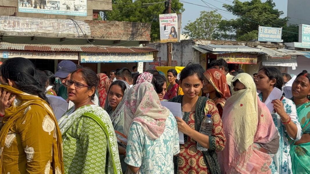 परीक्षा केंद्र पर उत्साह और उमंग के साथ पहुंचे छात्र, परीक्षा की तैयारी पूरी परीक्षा केंद्र पर उत्साहित छात्र