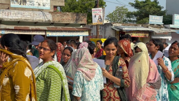 परीक्षा केंद्र पर उत्साहित छात्र