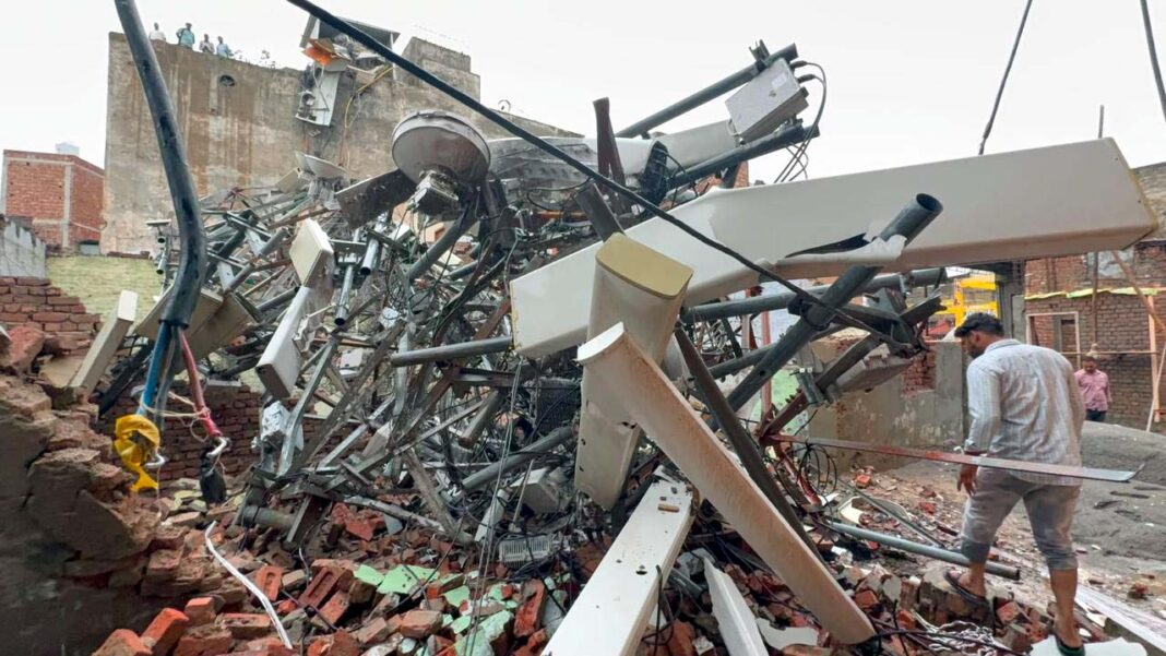 बड़सी गेट में तेज आंधी से गिरा मोबाइल टावर