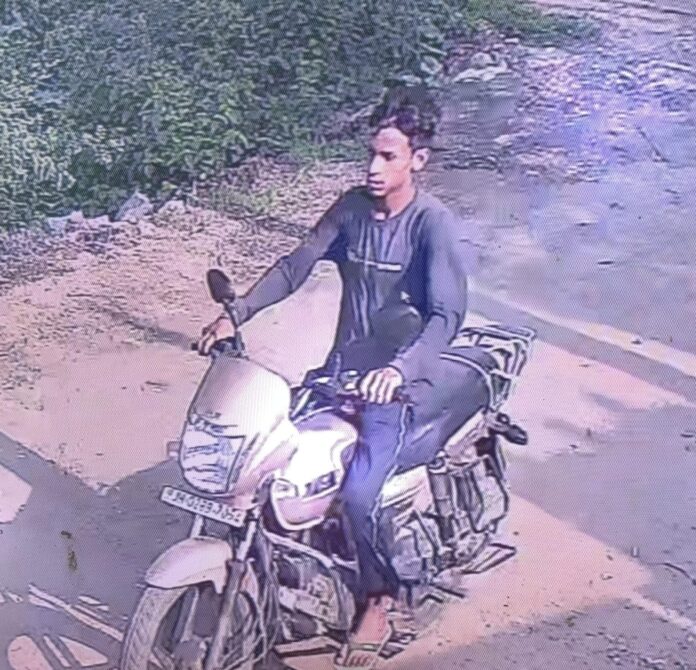 सीसीटीवी कैमरे में कैद चोर सीसीटीवी कैमरे में कैद चोर