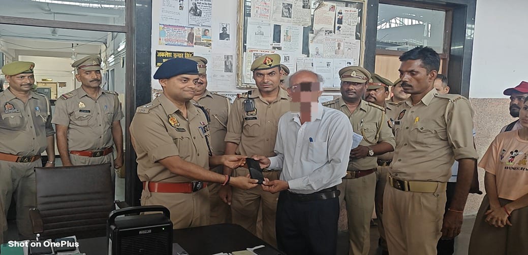 प्रयागराज जीआरपी पुलिस की अनोखी पहल: यात्रियों को मिल रहे खोए हुए मोबाइल फोन प्रयागराज जीआरपी पुलिस यात्रियों को खोए मोबाइल फोन लौटाती है