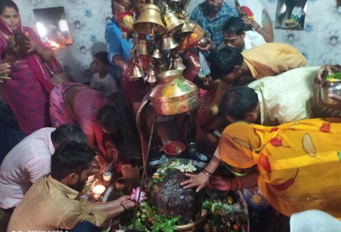 कोटार शिव धाम में जलाभिषेक करते भक्त।