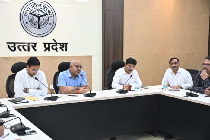 बैठक के दौरान जिलाधिकारी जितेंद्र प्रताप सिंह व अन्य