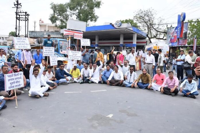 बिजली के स्मार्ट मीटर को लेकर निकाली आक्रोश रैली, सौंपा ज्ञापन