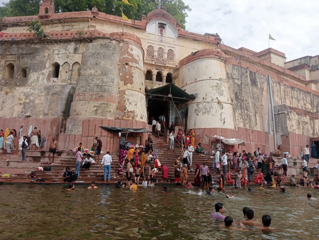 सोमवती अमावस्या पर दतिया के सनकुंआ में उमड़ा आस्था का सैलाब सोमवती अमावस्या पर दतिया के सनकुंआ में उमड़ा आस्था का सैलाब