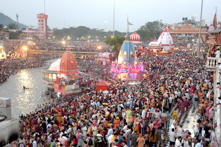 हरकी पैड़ी पर स्नान के लिए उमड़ा जनसैलाब हरकी पैड़ी पर स्नान के लिए उमड़ा जनसैलाब