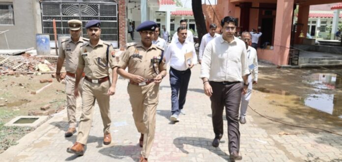 जिले की परीक्षा केंद्रों का डीएम और एसपी ने किया निरीक्षण