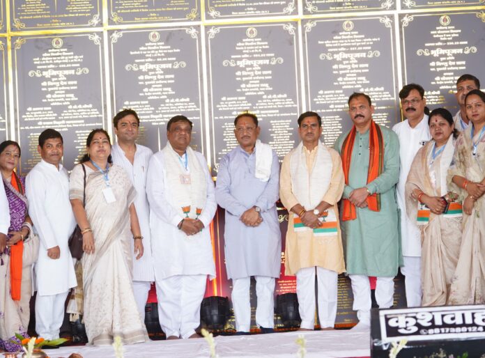 मुख्यमंत्री विष्णु देव साय द्वारा जांजगीर-चांपा जिले में 295 करोड़ रुपये से अधिक की लागत वाले 341 विकास परियोजनाओं का लोकार्… मुख्यमंत्री विष्णु देव साय द्वारा जांजगीर-चांपा जिले में 295 करोड़ रुपये से अधिक की लागत वाले 341 विकास परियोजनाओं का लोकार्…