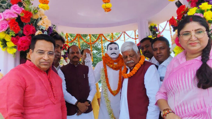 पूर्व मुख्यमंत्री रघुवर दास ने स्व. अनि चौरसिया की प्रतिमा पर अर्पित की श्रद्धांजलि