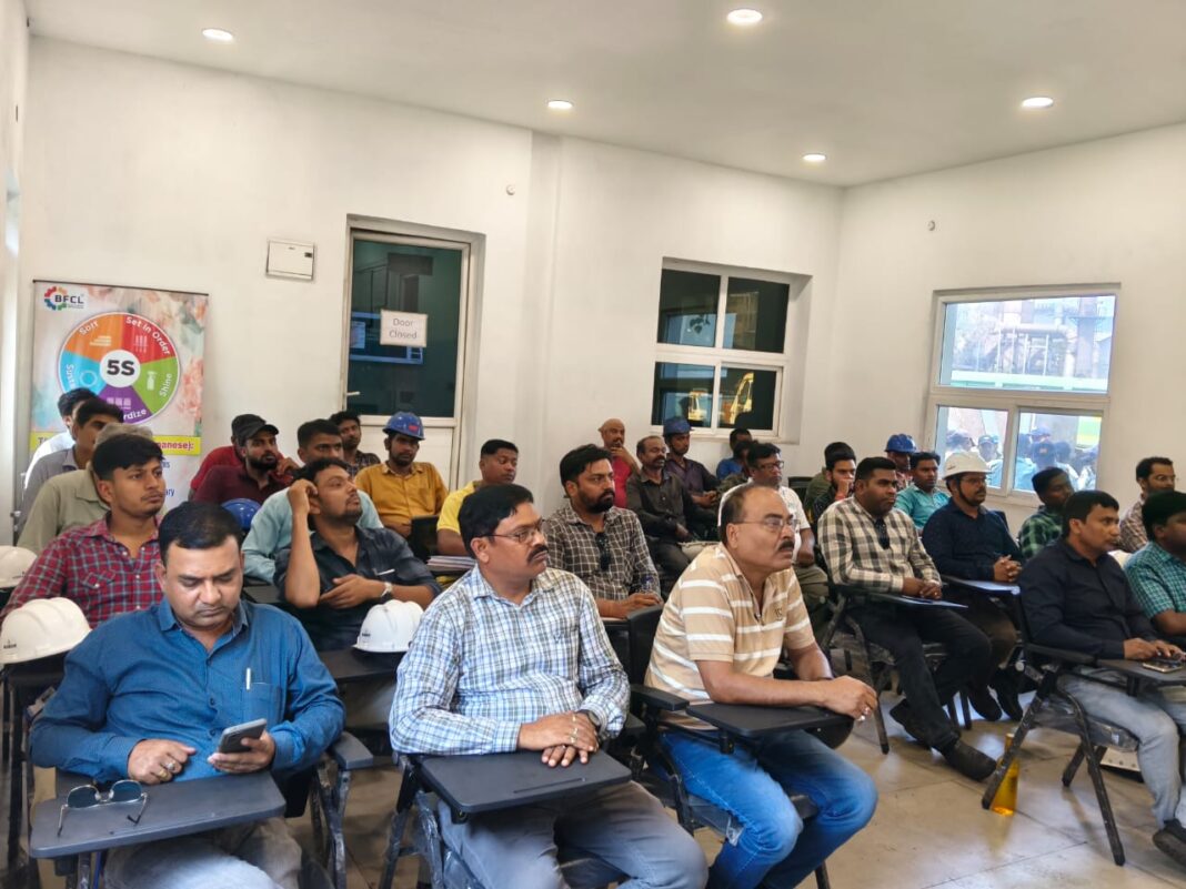 कर्मचारी प्रशिक्षण कार्यक्रम में शामिल हुए कर्मचारी प्रशिक्षण कार्यक्रम में शामिल हुए