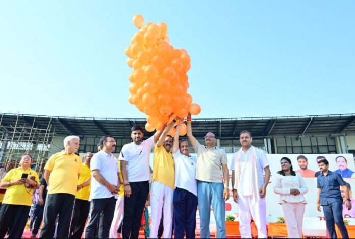योग का शुभारम्भ करते ब्रजेश पाठक व डा.दिनेश शर्मा