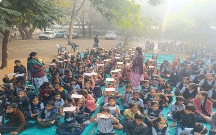 वाल्मीकि रामायण की पवित्र पुस्तिका का विमोचन और वितरण समारोह