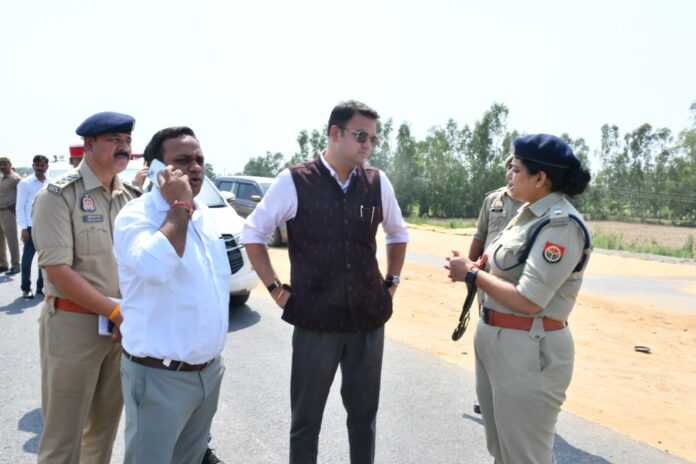 डीएम एसएसपी घटना स्थल का जायजा लेते हुए डीएम एसएसपी घटना स्थल का जायजा लेते हुए