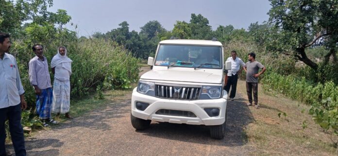 पुलिस घटनास्थल पर जांच करती है