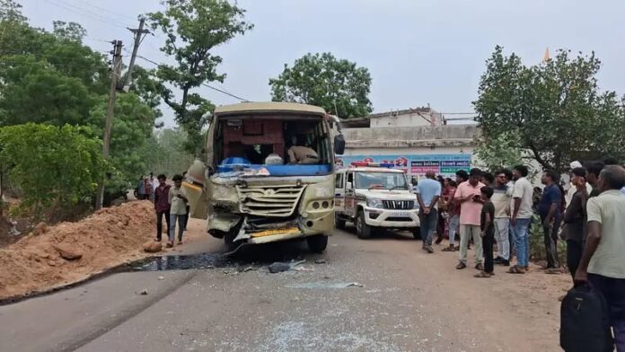 कोरबा में ट्रक और बस की टक्कर