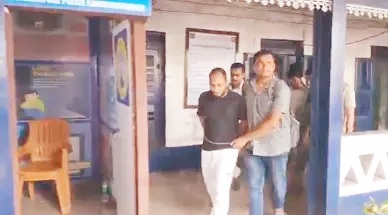 पुलिस की गिरफ्त में आरोपी पुलिस आरोपी को लेकर जाती हुई