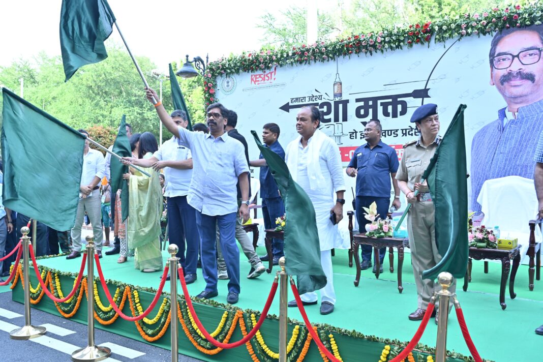 मुख्यमंत्री ने दिखाई हरी झंडी, नए परिवहन सेवा को किया रवाना मुख्यमंत्री हरी झंडी दिखाते हुए