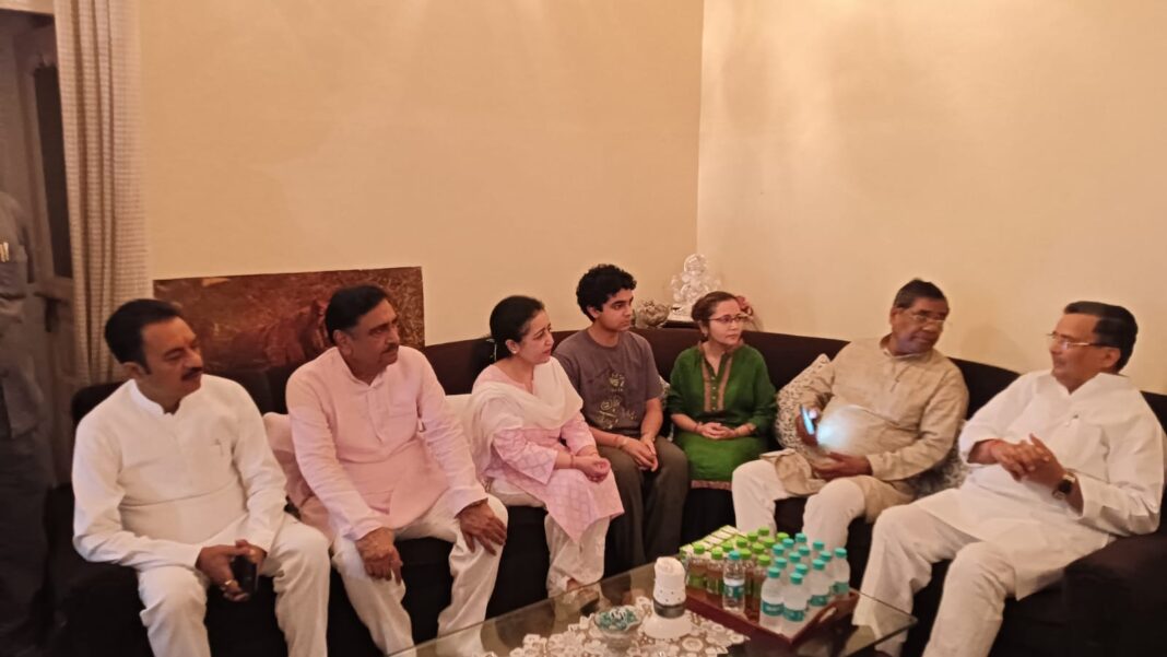 डॉक्टर सरीन के आवास पर मंत्री की अचानक मुलाकात: क्या है इसके पीछे की सच्चाई? डॉक्टर सरीन के आवास पर मंत्री की अचानक मुलाकात: क्या है इसके पीछे की सच्चाई?