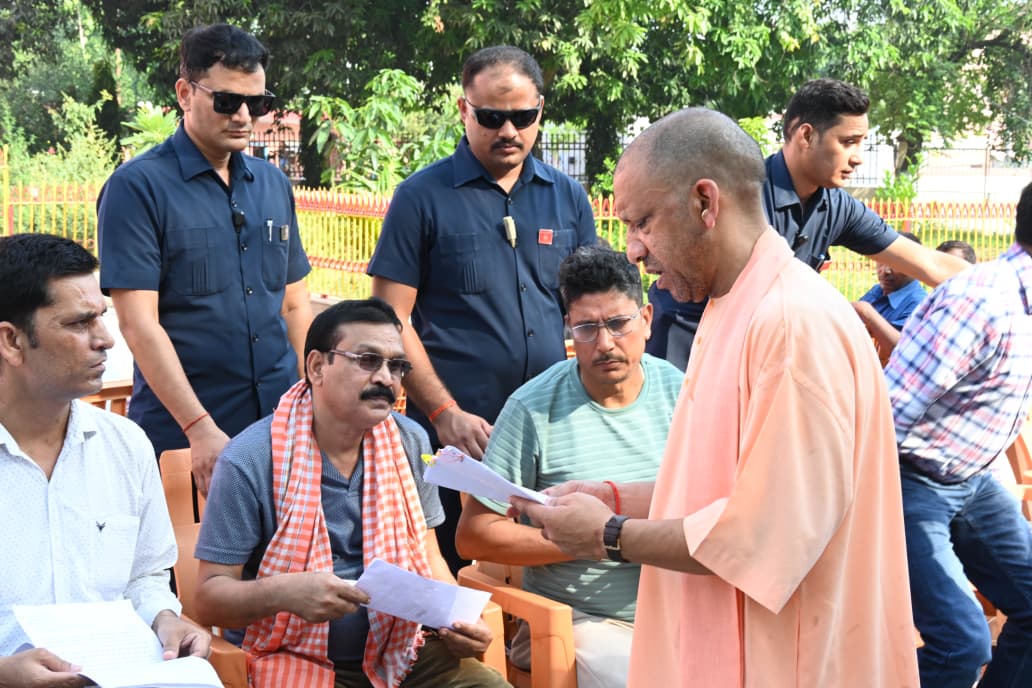 मुख्यमंत्री योगी ने गोरखनाथ मंदिर में लगातार दूसरे दिन ‘जनता दर्शन’ में 200 लोगों की समस्याएं सुनी मुख्यमंत्री योगी आदित्यनाथ जनता दर्शन में