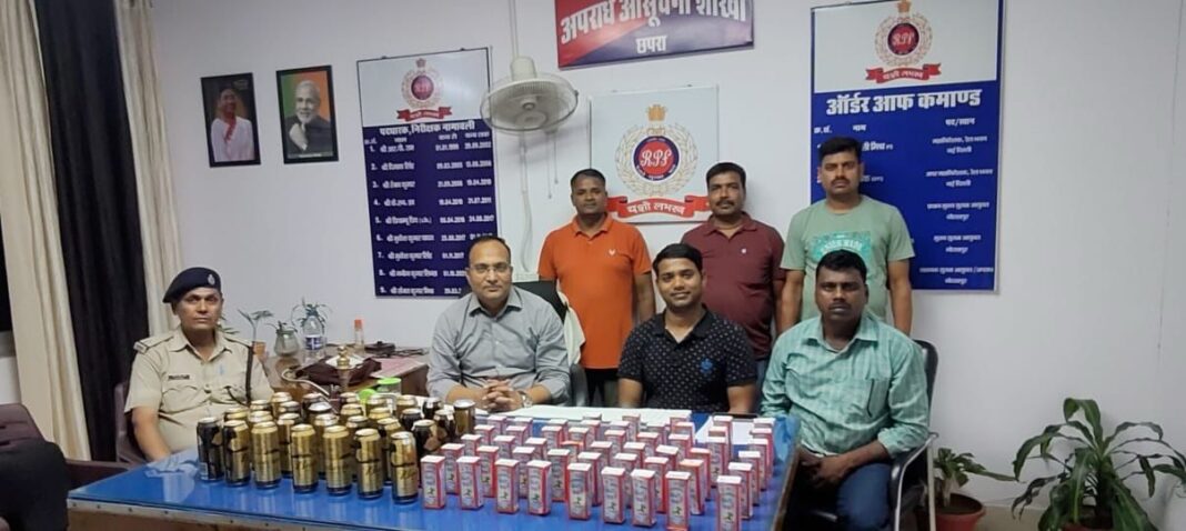 छपरा जंक्शन पर बड़ा खुलासा! महिला कोच से 24 लीटर अवैध शराब बरामद छपरा जंक्शन पर बड़ा खुलासा! महिला कोच से 24 लीटर अवैध शराब बरामद
