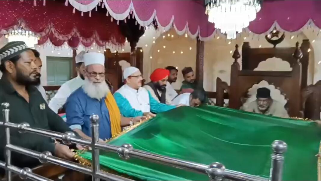 चुना शाह बाबा मजार पर चादरपोशी और दुआ करते अल्पसंख्यक समुदाय के चुना शाह बाबा मजार पर चादरपोशी और दुआ करते अल्पसंख्यक समुदाय के