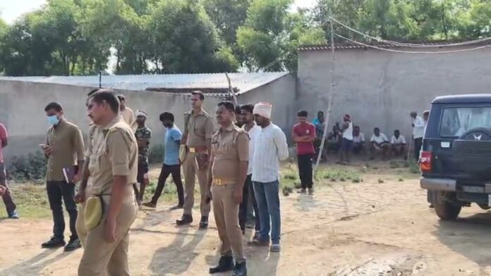 पुलिस घटनास्थल पर जांच पुलिस घटनास्थल पर जांच