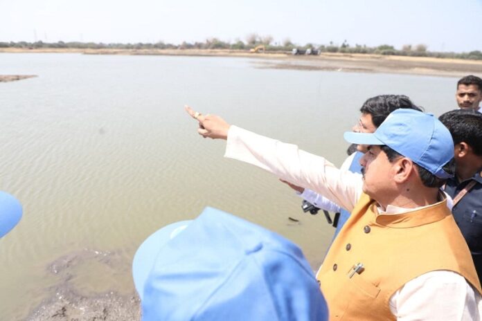मुख्यमंत्री ने इंदौर के लिंबोदी में "जल गंगा संवर्धन अभियान" किए गए कार्यों का अवलोकन किया।