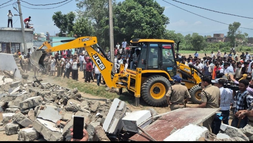 बुलडोजर के साथ पुलिस प्रशासन की सख्त कार्रवाई, बड़े पैमाने पर लोग जमा हुए। बुलडोजर के साथ पुलिस प्रशासन की सख्त कार्रवाई, बड़े पैमाने पर लोग जमा हुए।