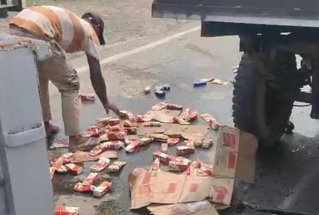 बिहार में शराब लदी पिकअप वैन का भयंकर हादसा: ग्रामीणों ने मचाया लूट-खसोट का तांडव