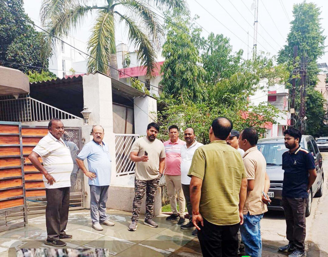 कोरबा में आयुक्त की अनोखी पहल: घर-घर पहुंचकर सोलर पैनल लगाने का किया आग्रह