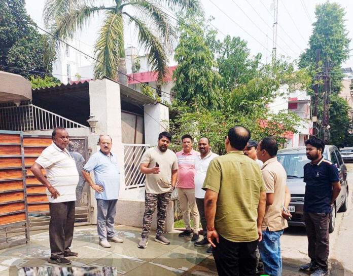 कोरबा में आयुक्त की अनोखी पहल: घर-घर पहुंचकर सोलर पैनल लगाने का किया आग्रह कोरबा में आयुक्त की अनोखी पहल: घर-घर पहुंचकर सोलर पैनल लगाने का किया आग्रह