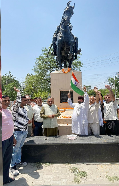सोनीपत में महाराणा प्रताप की जयंती पर मेयर राजीव जैन ने अर्पित किए पुष्प, नमन किया वीरता को महाराणा प्रताप की प्रतिमा पर पुष्प अर्पित करते मेयर राजीव जैन