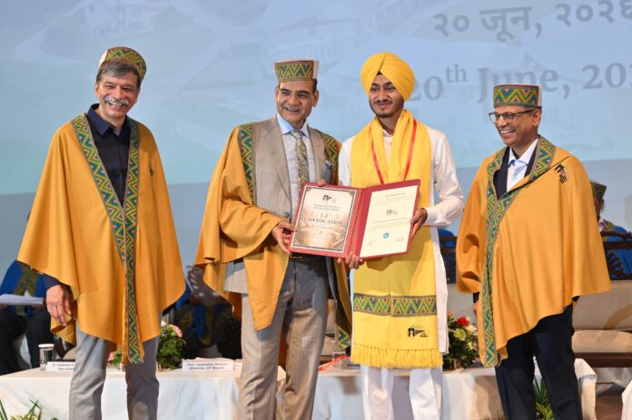 दीक्षांत समारोह में छात्रों को डिग्री प्रदान करने का गरिमामय क्षण।