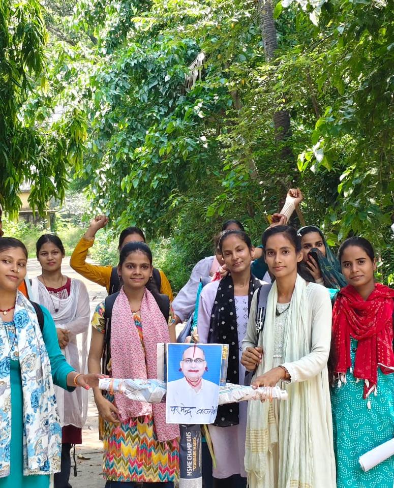 जेपीयू मोबिल कांड के विरोध में छात्रा इकाई का प्रदर्शन