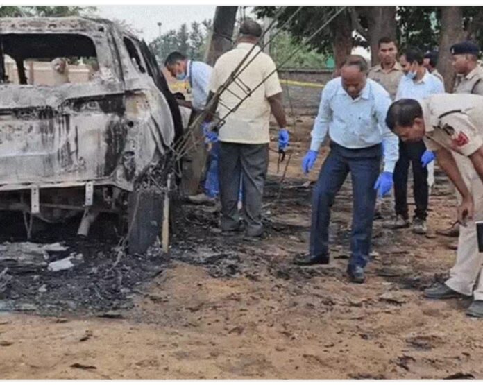 पुलिस और फोरेंसिक टीम घटनास्थल पर जांच पुलिस और फोरेंसिक टीम घटनास्थल पर जांच