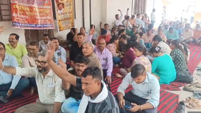 मंच पर रंगारंग प्रदर्शन मंच पर रंगारंग प्रदर्शन
