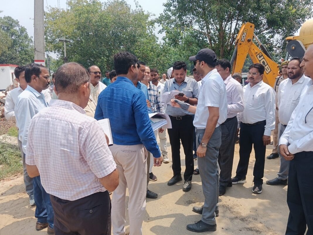 डीएम का औचक निरीक्षण! करोड़ों की परियोजनाओं में तेजी लाने के दिए सख्त निर्देश डीएम का औचक निरीक्षण! करोड़ों की परियोजनाओं में तेजी लाने के दिए सख्त निर्देश