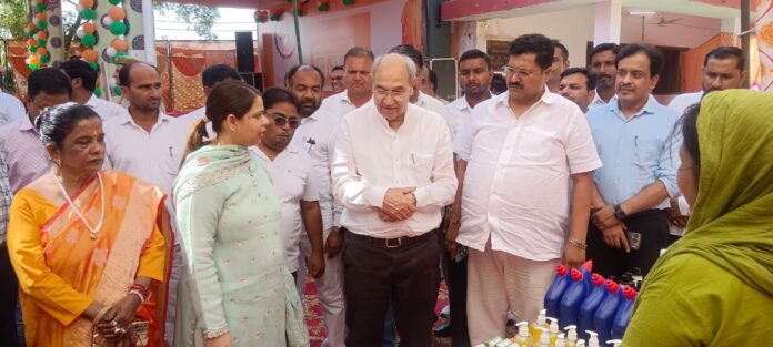 मुख्य अतिथि ने किया प्रदर्शनी का अवलोकन, डीएम ने दिखाई उपस्थिति
