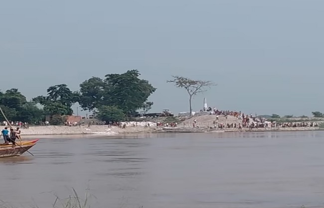 कोसी नदी में बड़ा हादसा! नाव पलटी, चार लोग लापता, रेस्क्यू ऑपरेशन जारी कोसी नदी में बड़ा हादसा! नाव पलटी, चार लोग लापता, रेस्क्यू ऑपरेशन जारी