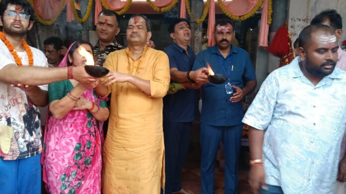 आरती के उर्जा मंत्री और अन्य नेताओं ने स्वच्छ ऊर्जा परियोजना का उद्घाटन किया