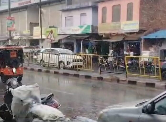 बारिश से बदला मौसम, किसान चिंतित