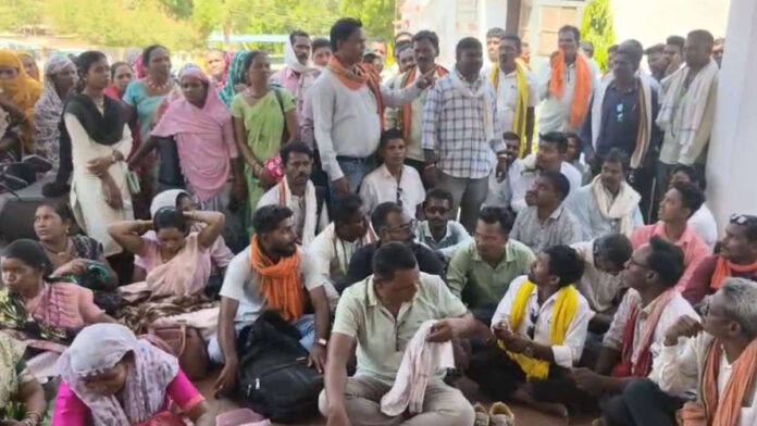 धरना प्रदर्शन करते मोहला-मानपुर-अंबागढ़ चौकी जिले के सरपंच