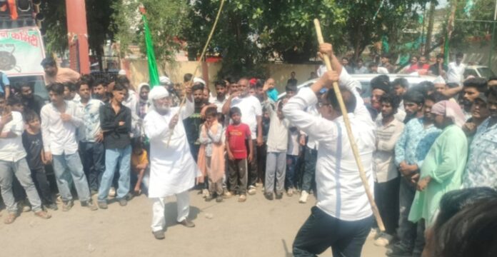 प्रदर्शन करते लोग