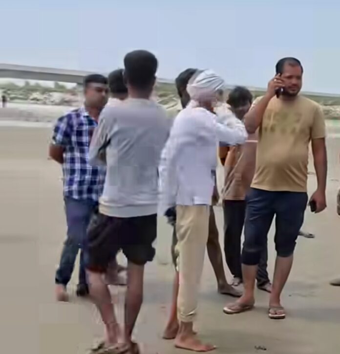 घाट पर मौजूद परिजनों का दर्द देखकर आंखें भर आईं घाट पर मौजूद परिजनों का दर्द देखकर आंखें भर आईं