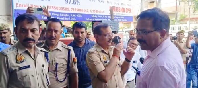 कोचिंग सेंटरों के खिलाफ कार्यवाही करते जिलाधिकारी