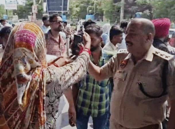 परिजनों को आरोपियों की गिरफ्तारी का वीडियो दिखाते डीएसपी परिवार को आरोपियों की गिरफ्तारी का वीडियो दिखाते डीएसपी